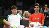 Djokovic "hợp tác" cùng Krajinovic đánh bại Sinner