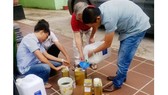 Lực lượng chức năng lấy mẫu xăng để thử nghiệm. Ảnh: Đ.Đ.