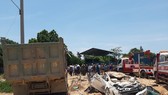 Xe tải chở đất đè bẹp ô tô con, 3 người chết, 1 người bị thương