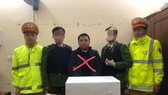 Đối tượng Trần Văn Minh và tang vật vụ án. Ảnh công an cung cấp