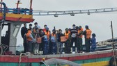 Cứu 16 ngư dân Nghệ An gặp nạn trên biển