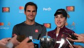 Federer và Bencic với chiếc cúp vô địch Hopman Cup