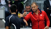 HLV Vajda đang chúc mừng Djokovic