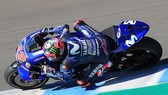 Vinales và chiếc xe đua Yamaha "quá khổ"