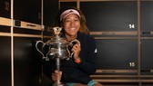 Naomi Osaka và chiếc cúp vô địch Australian Open 2019