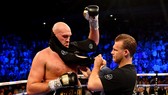 Ben Davison đang mặc áo cho Tyson Fury