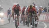 Roglic (phải) rút thắng Dumoulin