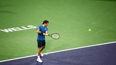 Federer đánh thử 1 cú trái tay sử dụng 2 tay