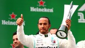 Hamilton và chiếc cúp vô địch Chinese Grand Prix