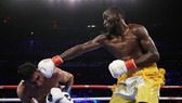 Amir Khan (trái) thất thế trong trận đấu với Terence Crawford