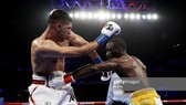 Amir Khan (trái) dính đòn hiểm dưới thắt lưng