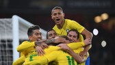 Richarlison (trên cùng) trong màu áo tuyển Brazil