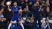 Jorginho và HLV Sarri trong màu áo củ Chelsea