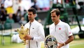 Djokovic và Federer trên bục nhận giải thưởng ở chung kết Wimbledon 2019