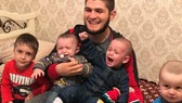 Khabib ôm trong lòng các con của mình
