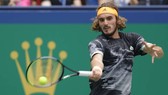 Tsitsipas lật đổ Djokovic