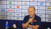 HLV Park Hang Seo mơ cùng tuyển nữ và U22 Việt Nam bay về Hà Nội với những tấm HCV (Ảnh Dũng Phương)