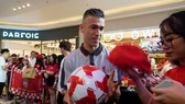 Luis Garcia giao lưu cùng người hâm mộ (Ảnh: HK)
