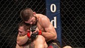 Tấm hình kinh điển của Anthony Causi - khoảnh khắc Khabib siết cổ McGregor