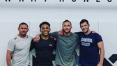 Gaethje (thứ 3 từ trái sang) sau một buổi tập
