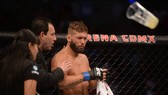Jeremy Stephens rất được "đám đông" quan tâm, đây là lần người ta chọi cả ly nhựa vào trong lồng sắt bát giác khi anh thi đấu