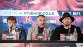 Usyk (phải) và ông bầu Krassyuk (trái)