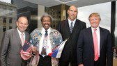 Valuev chụp hình kỷ nhiệm cùng với ông bầu Don King (trái) và Tổng thồng Mỹ Donald Trump (phải)