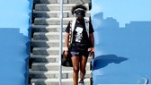 Osaka mặc áo in dòng chữ "Black Lives Matter" khi bước vào khu vực sân đấu