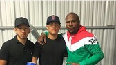 Danny Gonzalez (giữa) và Mayweather