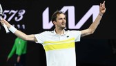 Medvedev ngạo nghễ ăn mừng trận thắng thứ 20 liên tiếp và suất chung kết Australian Open 2021