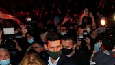 Djokovic đeo khẩu trang ăn mừng phá kỷ lục của Federer cùng các CĐV
