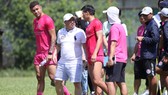 "Bầu" Bình (áo trắng) và các cầu thủ ngoại binh của Sài Gòn FC ở sân Thành Long (Ảnh HT)