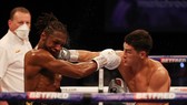 Bivol xuất quyền trúng mặt Richards