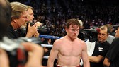 Hình ảnh buồn nản của Canelo sau trận thua Mayweather hồi 8 năm về trước
