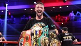 Josh Taylor khoe cả 5 đai vô địch