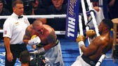 Usyk đánh bại AJ, sau đó được Vitali chúc mừng