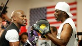 Mayweather tập luyện cùng chú Roger khi ông này còn sống