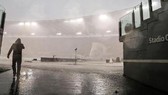 Sân Olimpico vẫn đang mưa và gió lớn. Ảnh: EPA