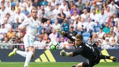 Gareth Bale (trái, Real Madrid) bỏ lỡ cơ hội trước khung thành Levante. Ảnh: Getty Images