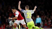 Alexis Sanchez (Arsenal) đi bóng qua Matthias Lehmann (Cologne). Ảnh: Getty Imahes.
