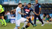Lorenzo Insigne (phải, Napoli) tranh bóng với hậu vệ SPAL. Ảnh: Mediaset.