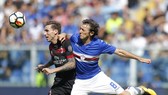 Nikola Kalinic (trái, AC Milan) bị Edgar Barreto Sampdoria) kèm chặt. Ảnh: Mediaset.