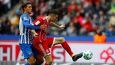 Tiền đạo Robert Lewandowski (phải, Bayern) ghi bàn thắng thứ 2 ngay sau giờ giải lao. Ảnh: Getty Images.