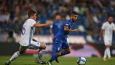 Lorenzo Insigne (trái, Italia) đi bóng qua hậu vệ Israel. Ảnh: Getty Images.