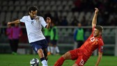 Marco Parolo (trái, Italia) tranh bóng với Stefan Ristovski (Macedonia). Ảnh: Getty Images.