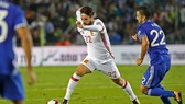 Tiền vệ dự bị Isco đi bóng trước hàng thủ Israel. Ảnh: Getty Images.