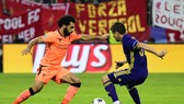 Mohamed Salah (trái, Liverpool) đi bóng qua hậu vệ Maribor. Ảnh: Getty Images.