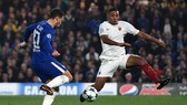 Eden Hazard (trái, Chelsea) tung cú sút góc hẹp, nhân đôi cách biệt. Ảnh: Getty Images.