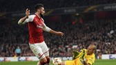 Milan Borjan (phải, Crvena Zvezda) cản phá pha đi bóng của Olivier Giroud (Arsenal). Ảnh: Getty Images.