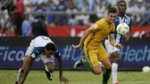 Tiền đạo Tomi Juric (phải, Australia) bỏ rơi hậu vệ Honduras dễ dàng nhưng lại sút chệch cột. Ảnh: AP.